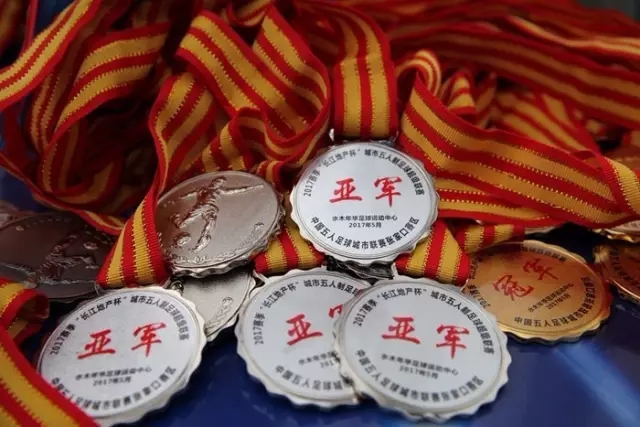 梁洛施与新恋情亮相国庆，李泽楷无奈在侧